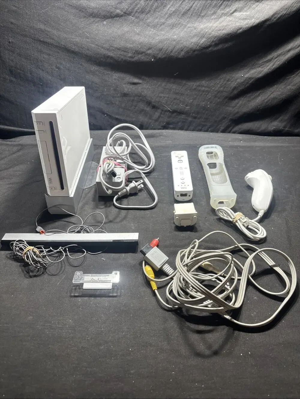 Nintendo RVL-101 Wii Console - White w/ controller, cables sensor, nunchuck